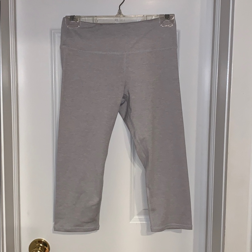 Cropped workout leggings.